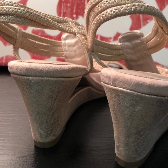 Sandales à Talons Compensés New York Transit - Taille 8 - Argent Perlé - Neuf Sans Emballage